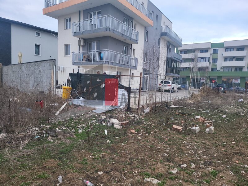 Titan, Parcul Teilor, teren intravilan